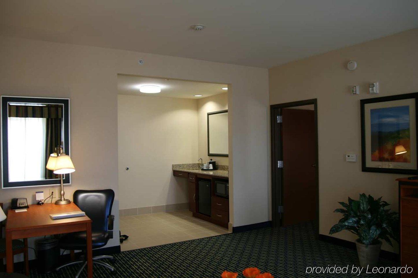 Hampton Inn & Suites Риджкрест Номер фото